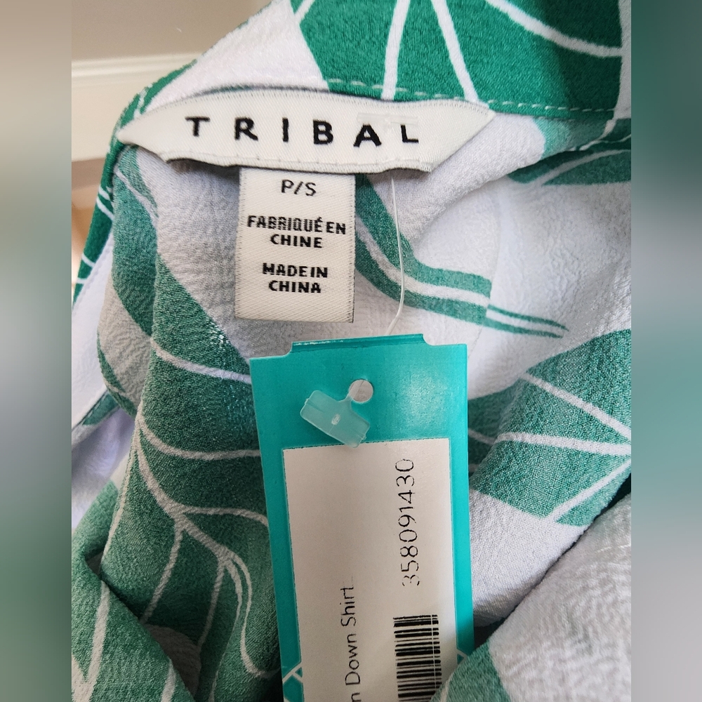 NWT- Step Into Spring Bold Green Leaf Pattern Shirt!🌿🌿 - Picture 6 of 10